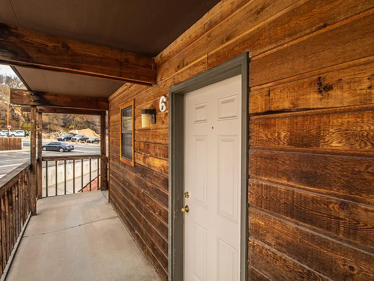 1005 E Navajo St — Photo 5