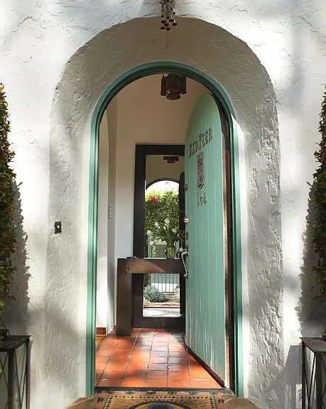 146 N La Peer Dr — Photo 23