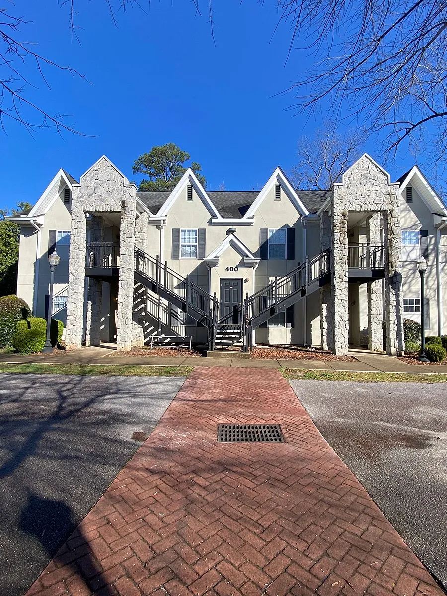 Building Photo - Hillcrest Apartments