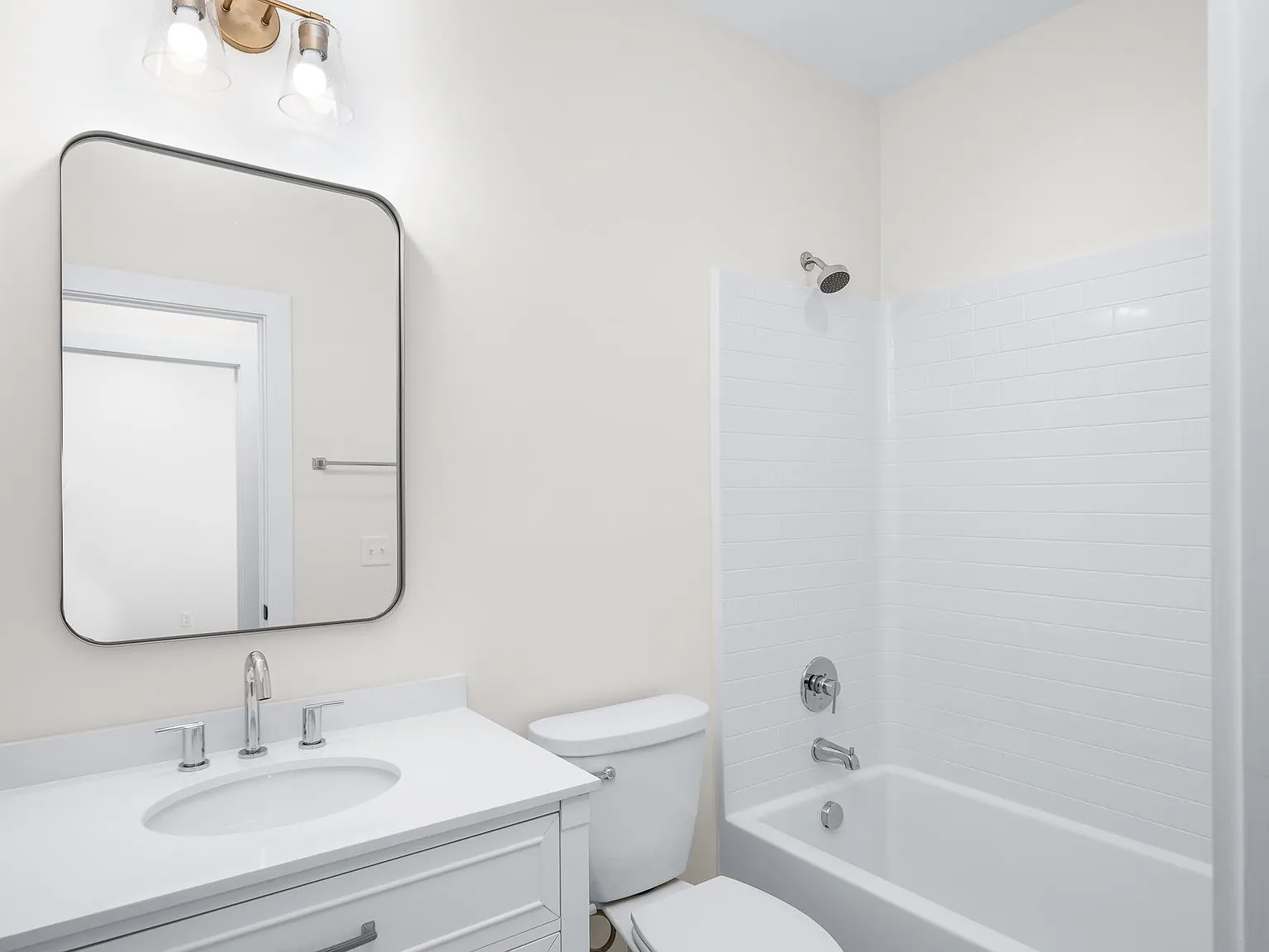 3 bed, 2019 sqft, $1,900 — Photo 1