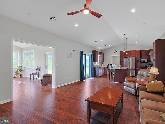 4th image of 93 Candlewick Ct