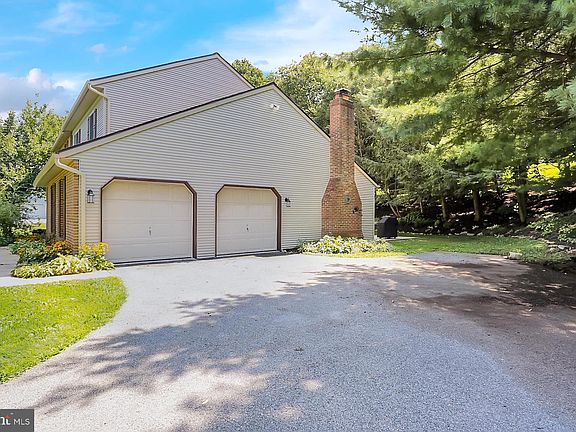3rd image of 10 Forest View Dr