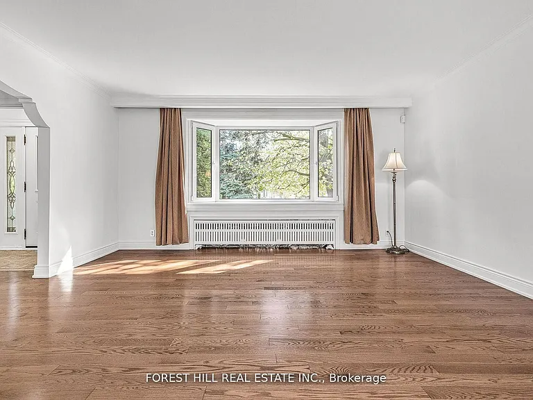 18 Irvington Cres — Photo 3