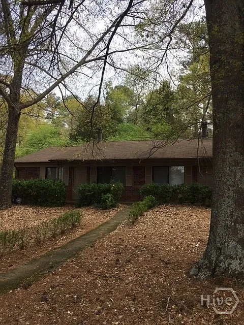 2 bed, 1.0 bath, 1760 sqft, $1,200 — Photo 2