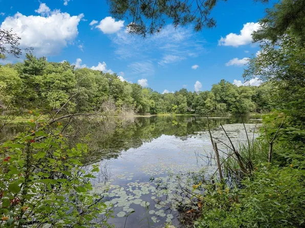 3 Lealand Peck Dr, Wrentham, MA 02093