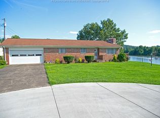 2 Reeves Dr, Nitro, WV 25143