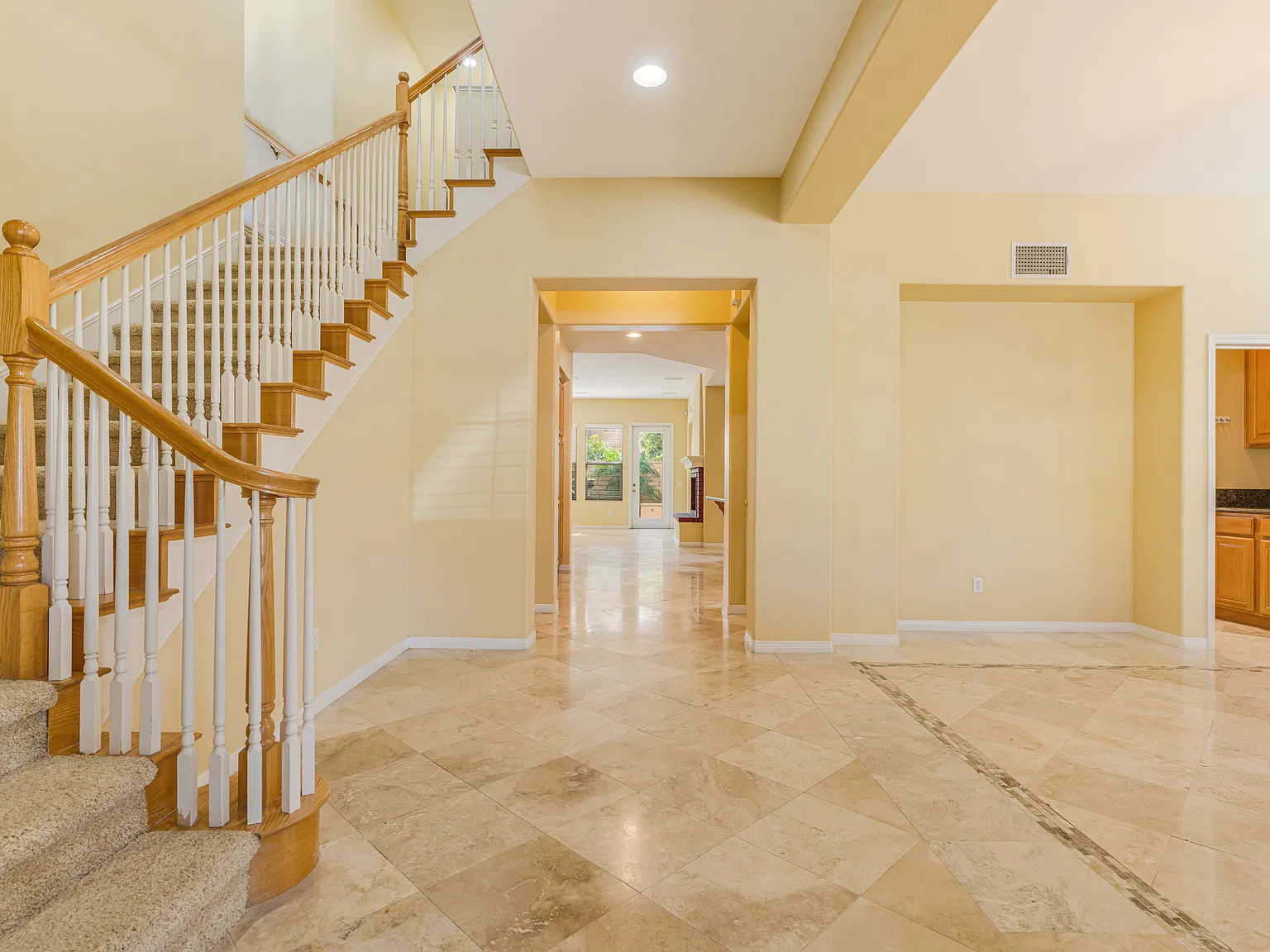 5 bed, 4.5 bath, 4216 sqft, $6,995 — Photo 4