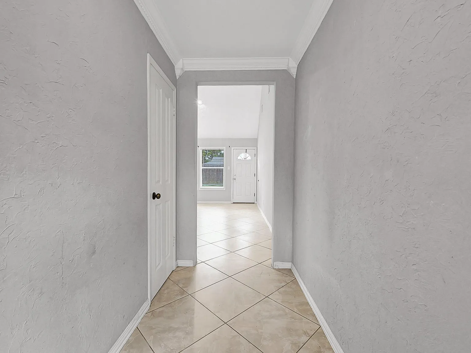 3 bed, 4.0 bath, 2309 sqft, $2,050 — Photo 4
