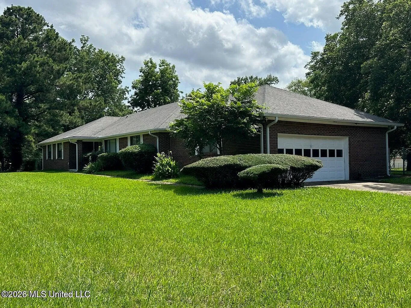 3 bed, 2.5 bath, 3021 sqft, $2,200 — Photo 2