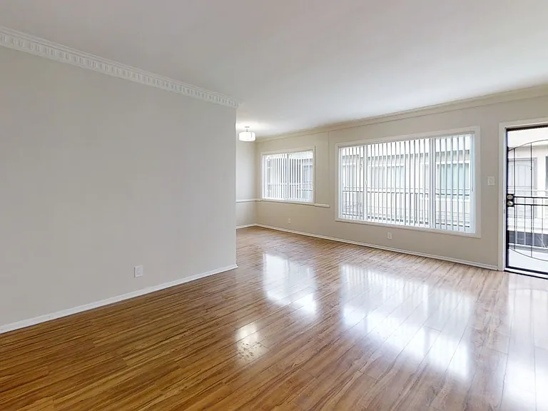 1845 Garfield Place — Photo 5