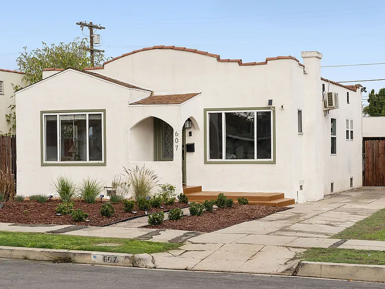 607 W 111th Pl — Photo 1