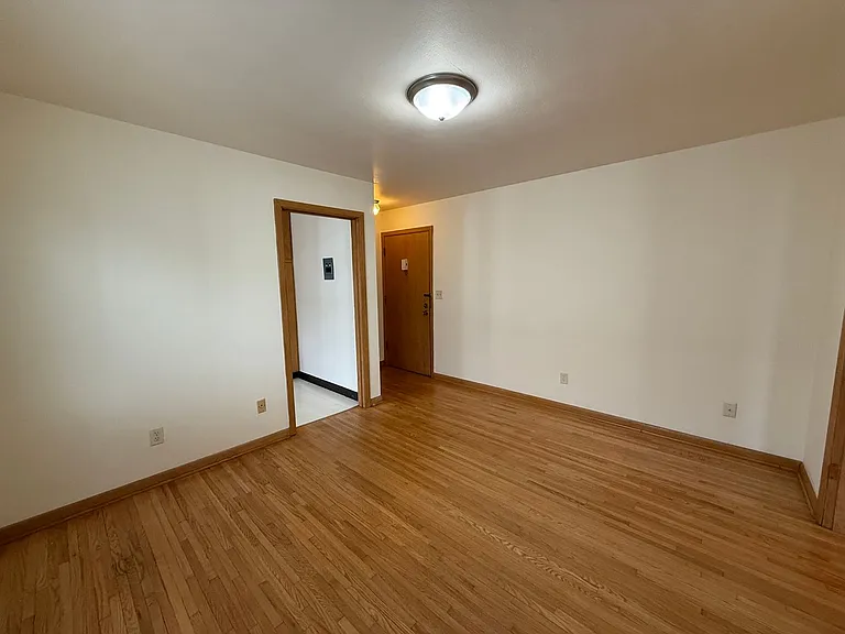 643 Cleveland Ave S — Photo 36