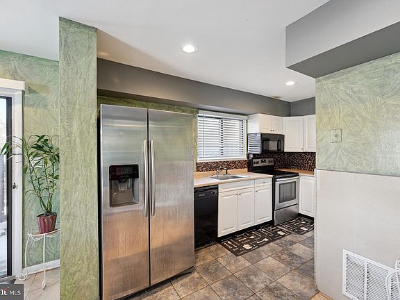 5th image of 3906 Manzanita #B