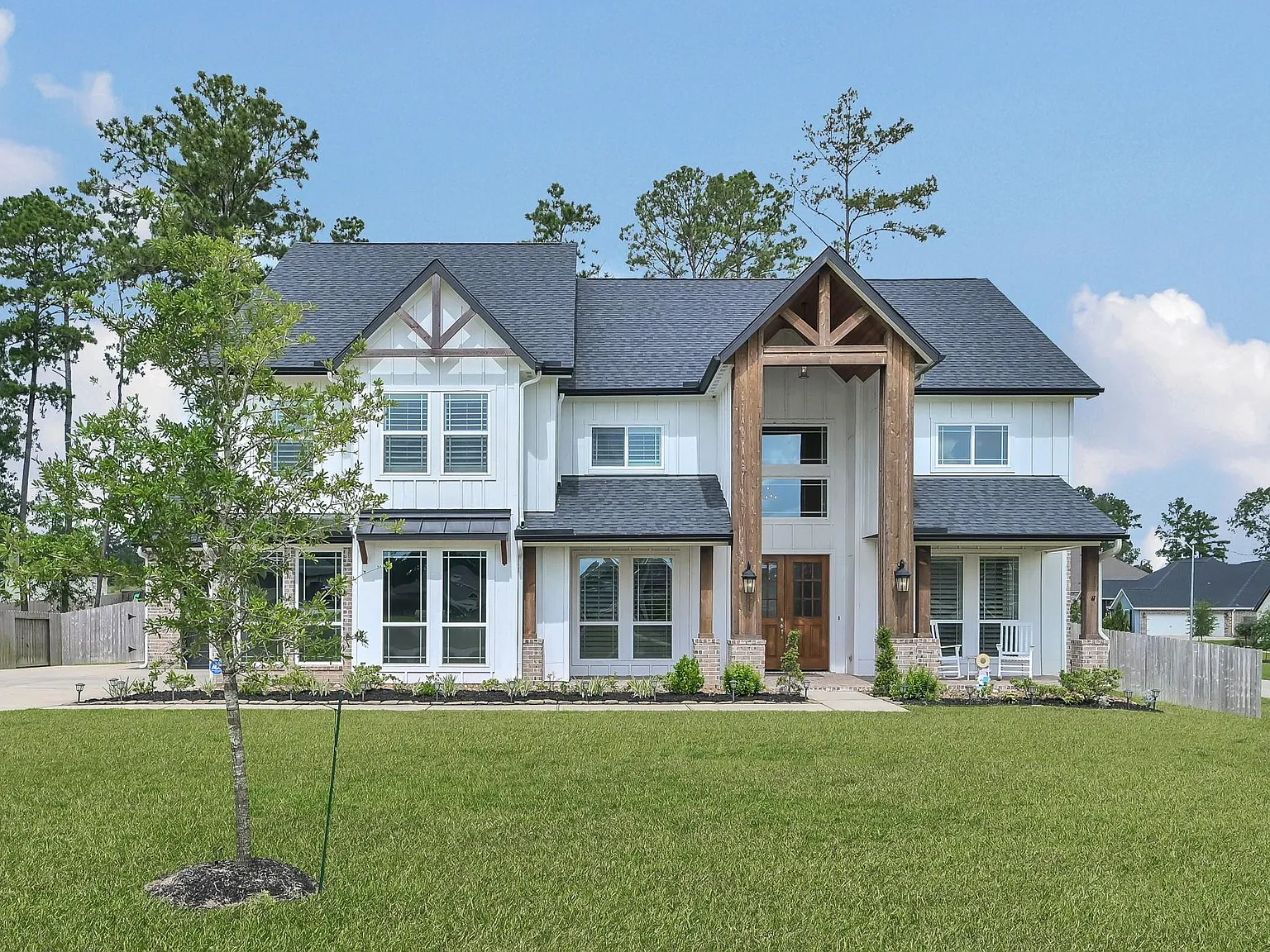 5 bed, 3.5 bath, 4186 sqft, $5,200 — Photo 2