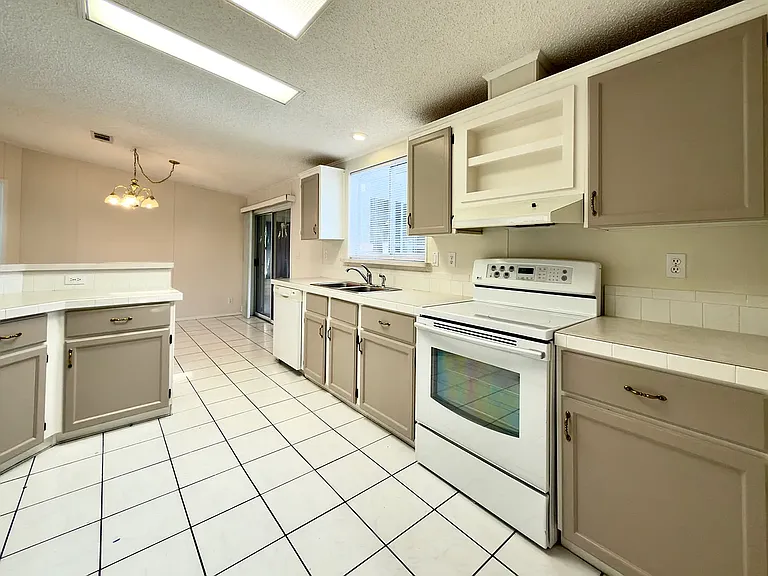 827 Sun Glow St — Photo 5
