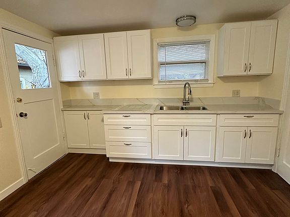 4th image of 413 1/2 14th St #1/2