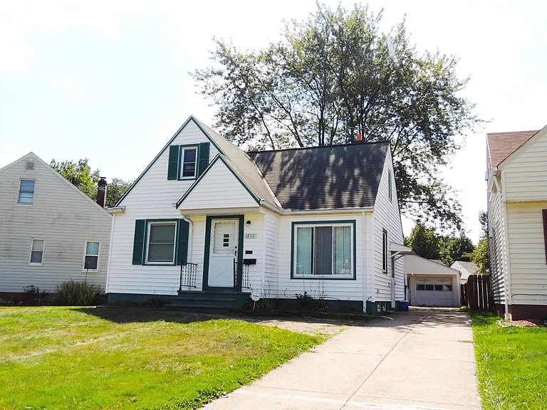 18512 Lewis Dr — Photo 1