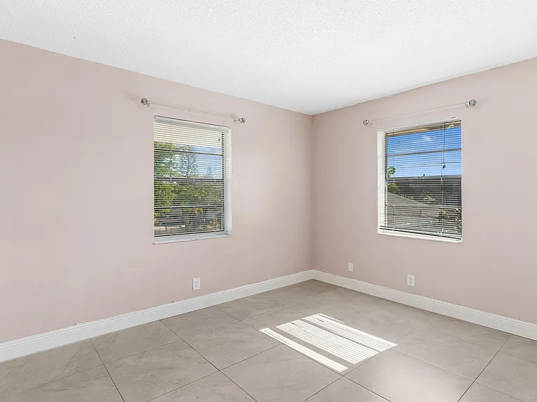 1515 N Federal Hwy — Photo 8