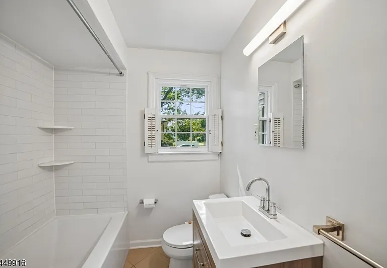 18 Columbia Ave — Photo 10