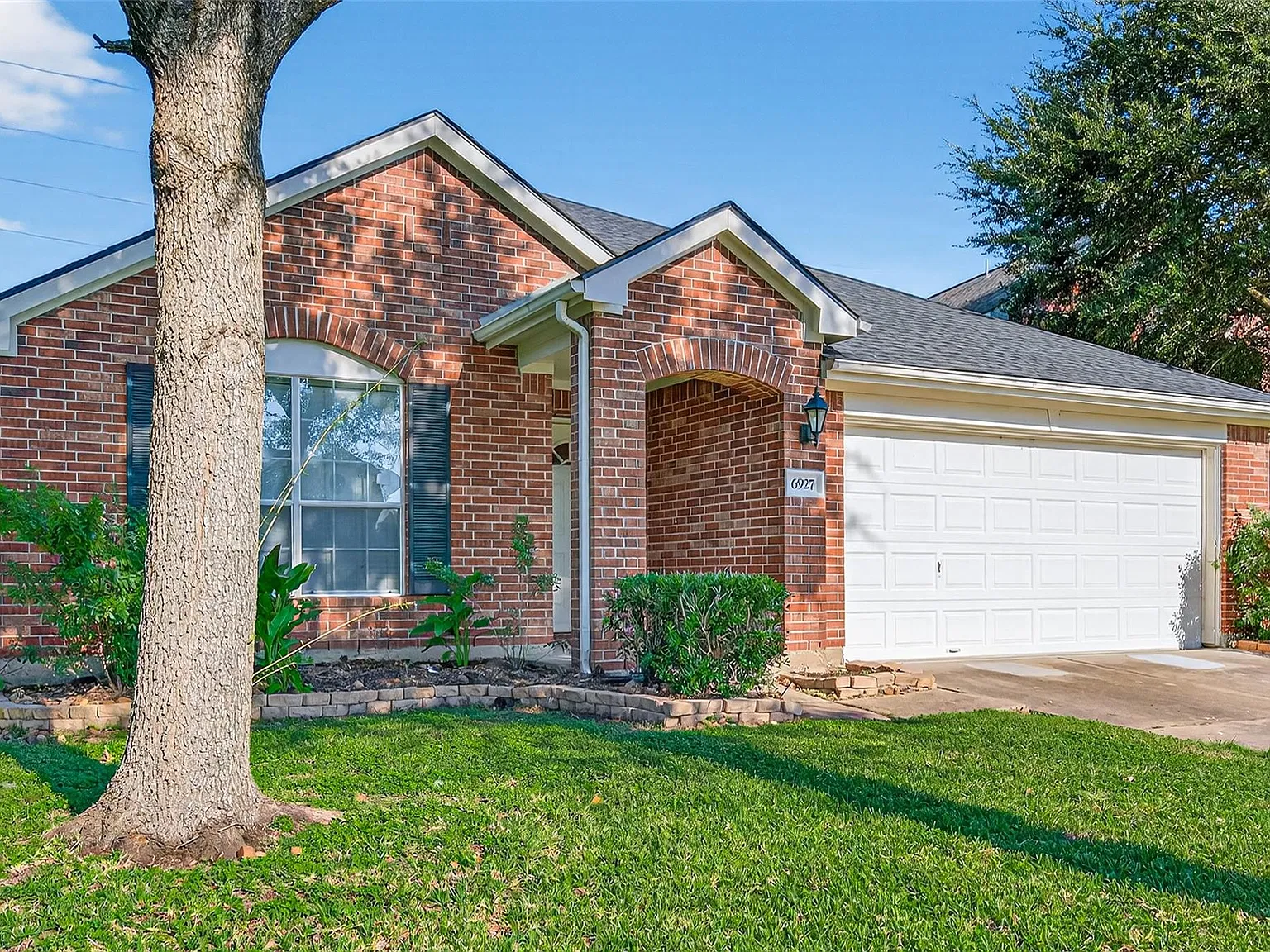 4 bed, 2.0 bath, 1962 sqft, $2,200 — Photo 2