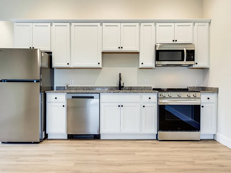 NOW LEASING - GALLERY GARDEN APTS — Photo 4