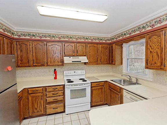 3rd image of 171 Williamsburg Ct