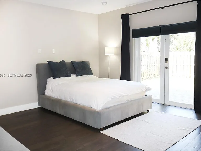 513 SW 18th Ct — Photo 15