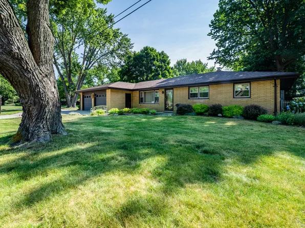 1686 N Teakwood Dr, Stevensville, MI 49127