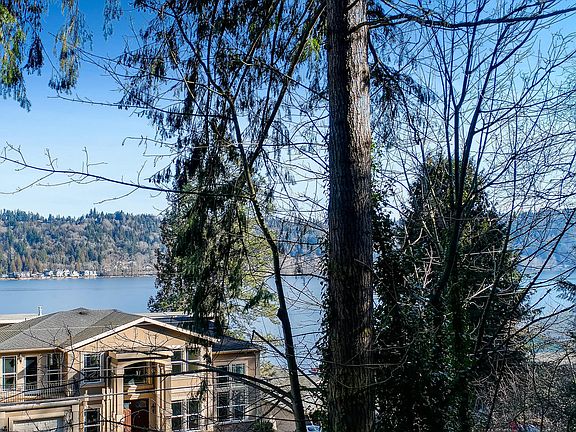 3rd image of 2915 W Lake Sammamish Pkwy NE