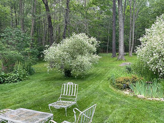 Beautiful yard abutting woods