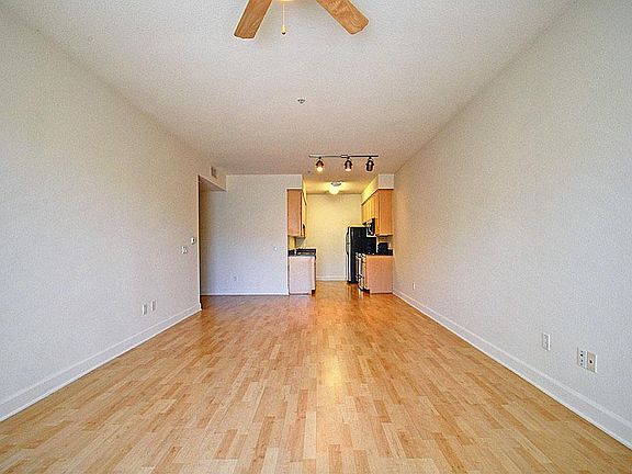 4th image of 14611 Vincennes St #320