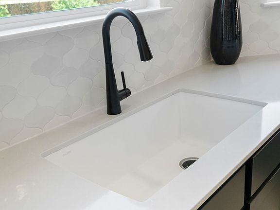 Single-basin kitchen sink