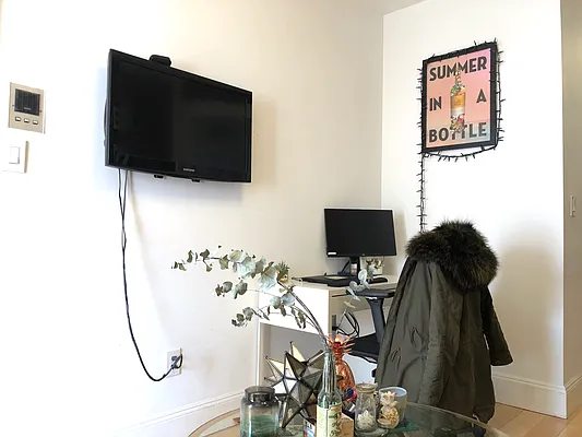 Rented by LJ Sloane Management | media 29