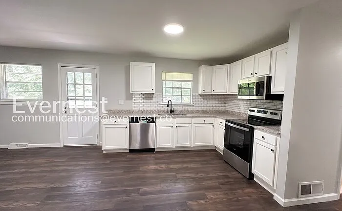 222 Rebecca Dr — Photo 3
