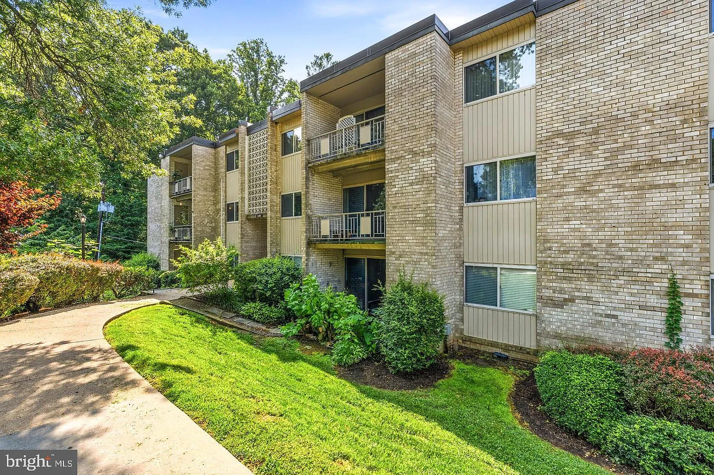 2 bed, 1.0 bath, 1007 sqft, $2,400 — Photo 1