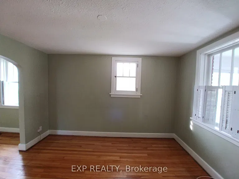 162 Woodroffe Ave — Photo 4