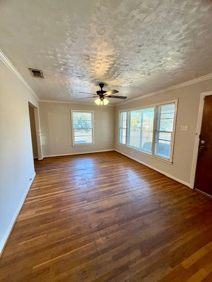 4 bedroom house located in North Waco — Photo 3