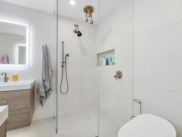 725 NE 36th St — Photo 26