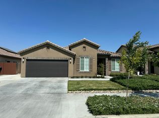 1002 S Crumal St, Visalia, CA