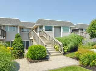 806 Bluffs Dr N, Calverton, NY 11933