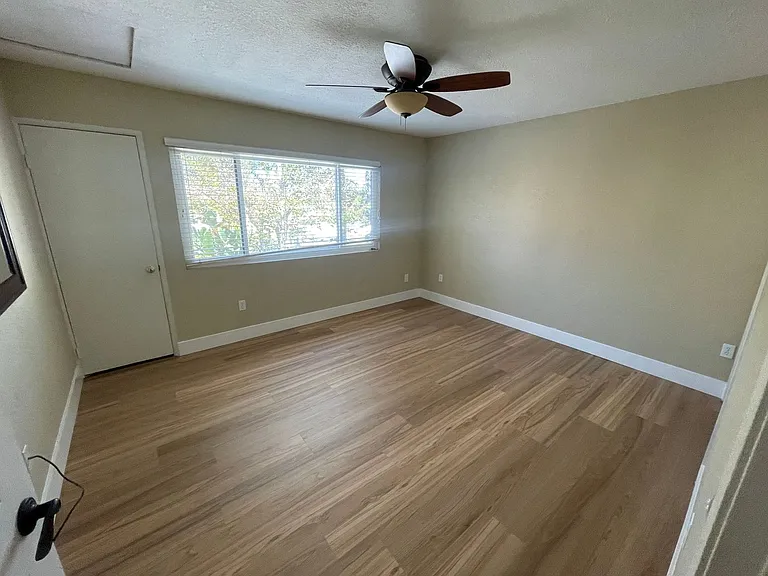 325 N Melrose Dr #H — Photo 9