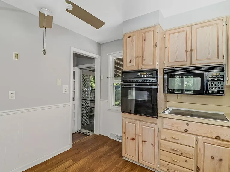 725 Dale St — Photo 10