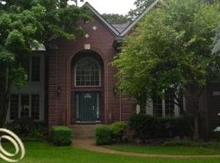 5100 Stonehenge Dr, Rochester, MI 48306