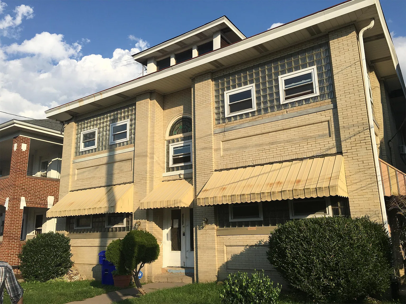 2727 Broadway Ave — Photo 2