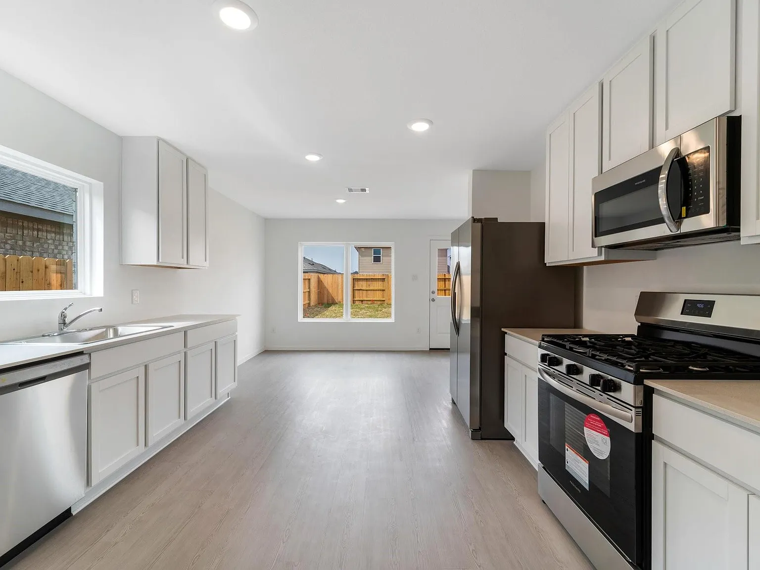 4 bed, 2.5 bath, 2440 sqft, $2,550 — Photo 3