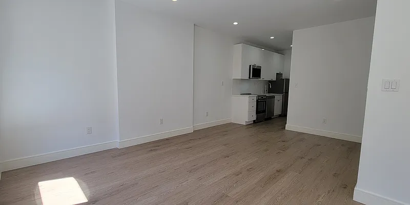 Rented by Plaza Real Estate Group | media 19