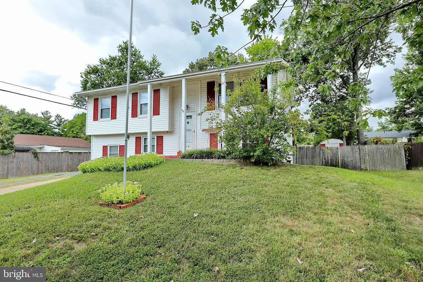 910 McIver Dr photo 1