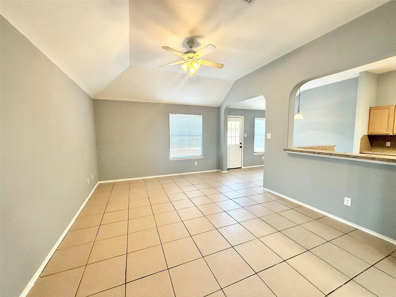 3 bed, 2.0 bath, 1730 sqft, $1,900 — Photo 4