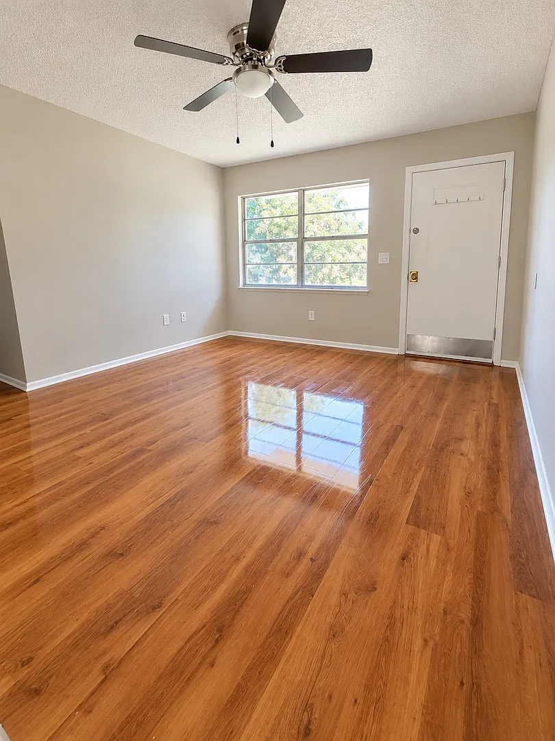 3 Bed 1 Bath Home with Single Car Garage | Washer/Dryer Hookups | Central Air | Pet Friendly | Se... — Photo 2
