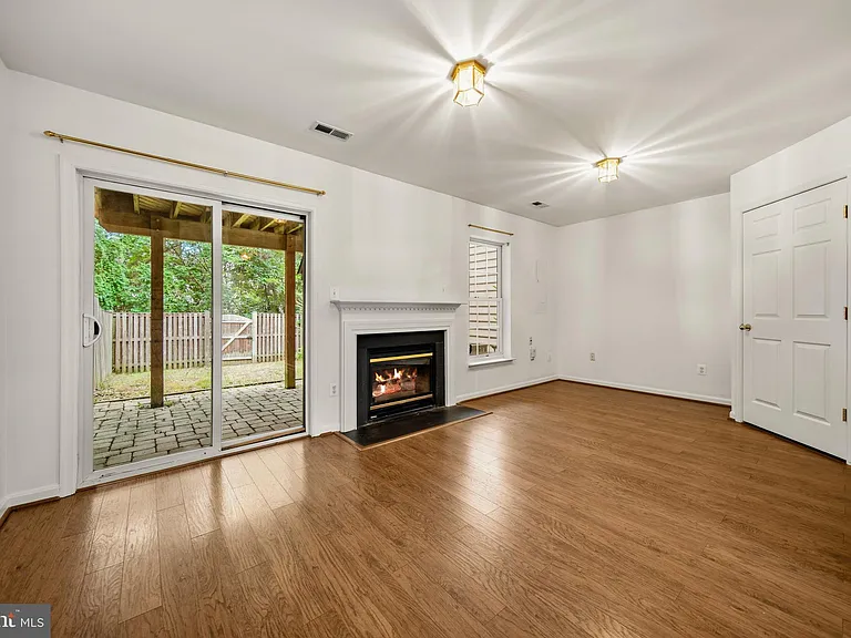 25251 Dunvegan Sq — Photo 3